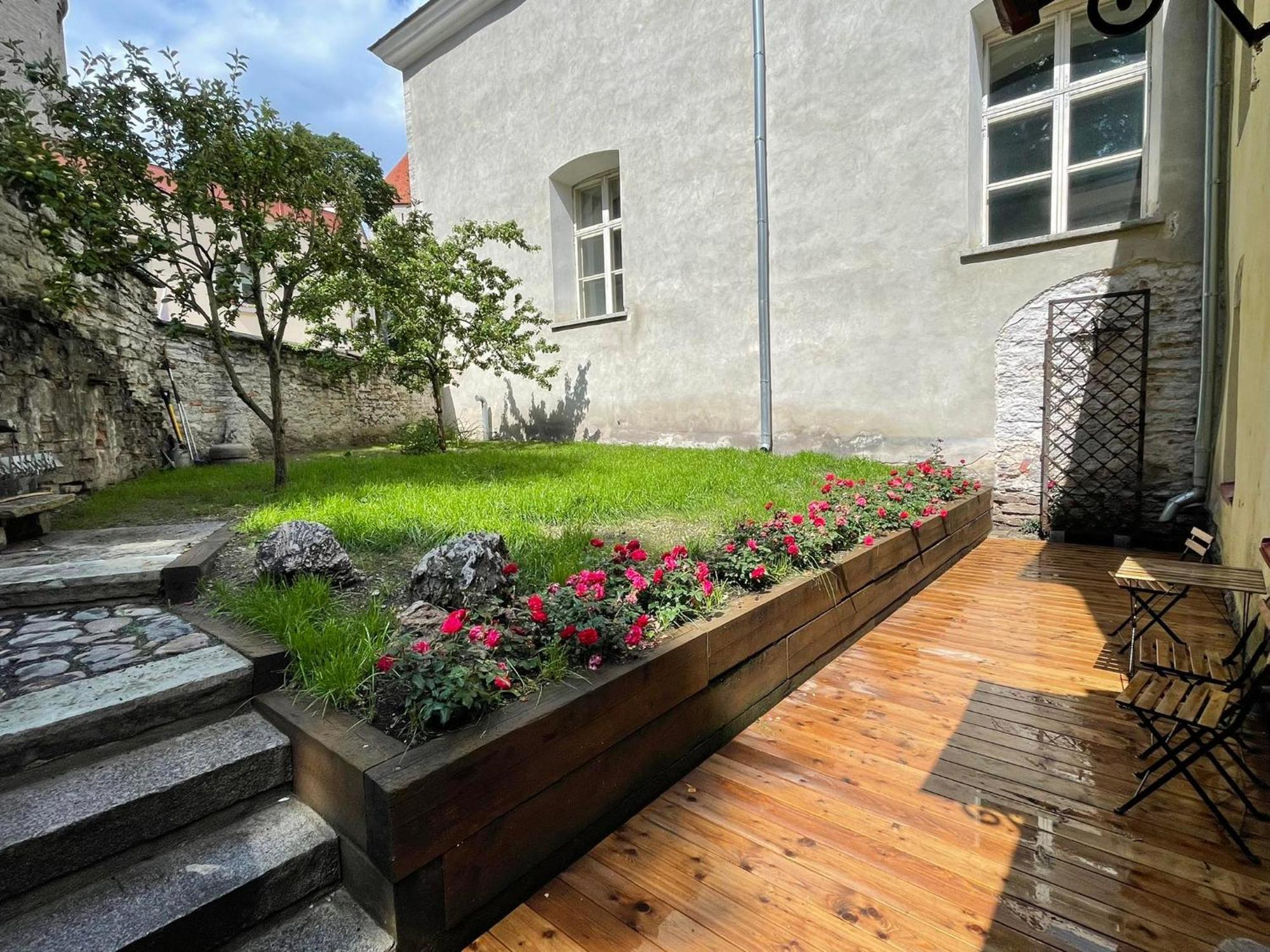 Historic Apartment With Private Garden In Old Town Tallin Exterior foto